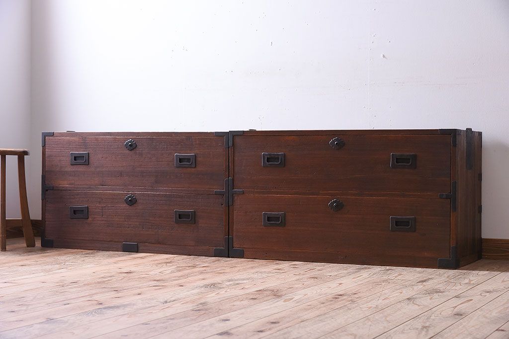 アンティーク家具　和製アンティーク　シンプルデザイン　古い重ね桐箪笥(衣装箪笥、桐たんす)