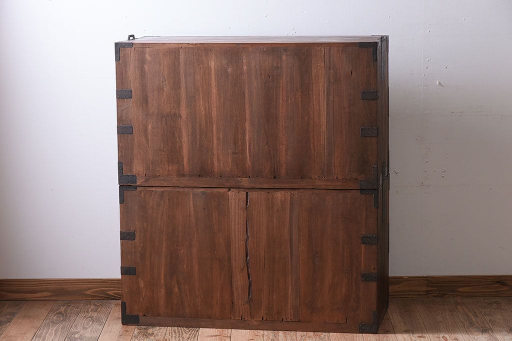 アンティーク家具　和製アンティーク　シンプルデザイン　古い重ね桐箪笥(衣装箪笥、桐たんす)