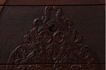 中古　民芸家具　高級品!彫刻が素晴らしい唐木飾り棚(キャビネット)(定価198万円)