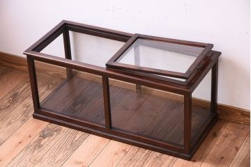 アンティーク家具　古い栓材の小ぶりなアンティーク上蓋式ショーケース(ガラスケース)