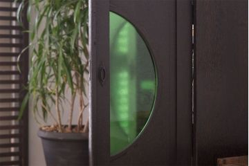 アンティーク家具　人気の色ガラス入り!小振りな古い木製のアンティーク本箱