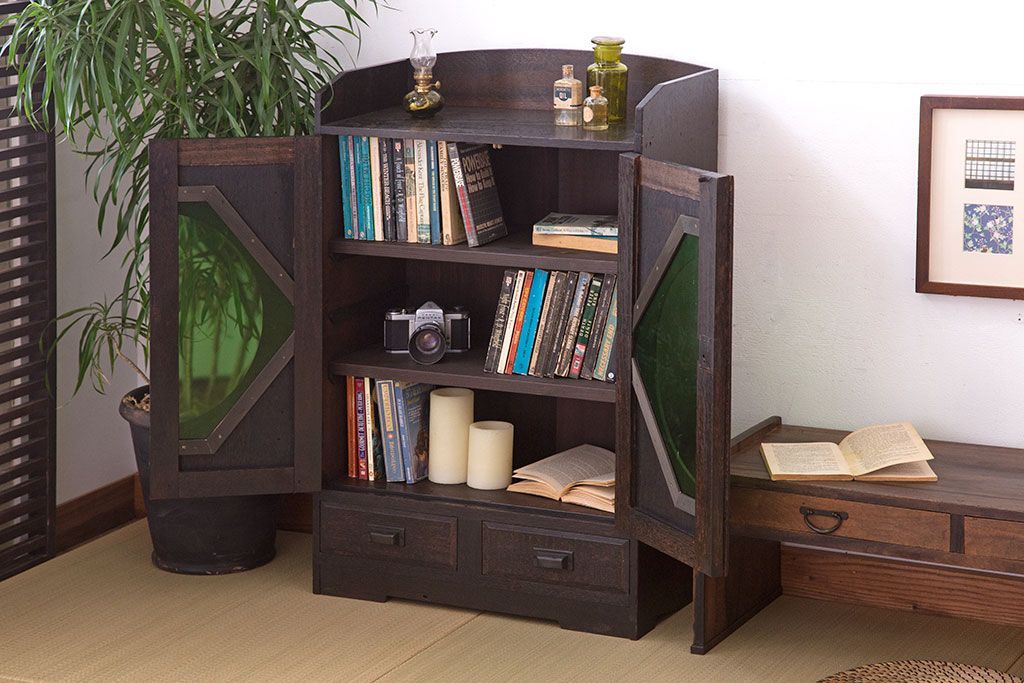 アンティーク家具　人気の色ガラス入り!小振りな古い木製のアンティーク本箱