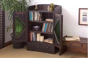 アンティーク家具　人気の色ガラス入り!小振りな古い木製のアンティーク本箱