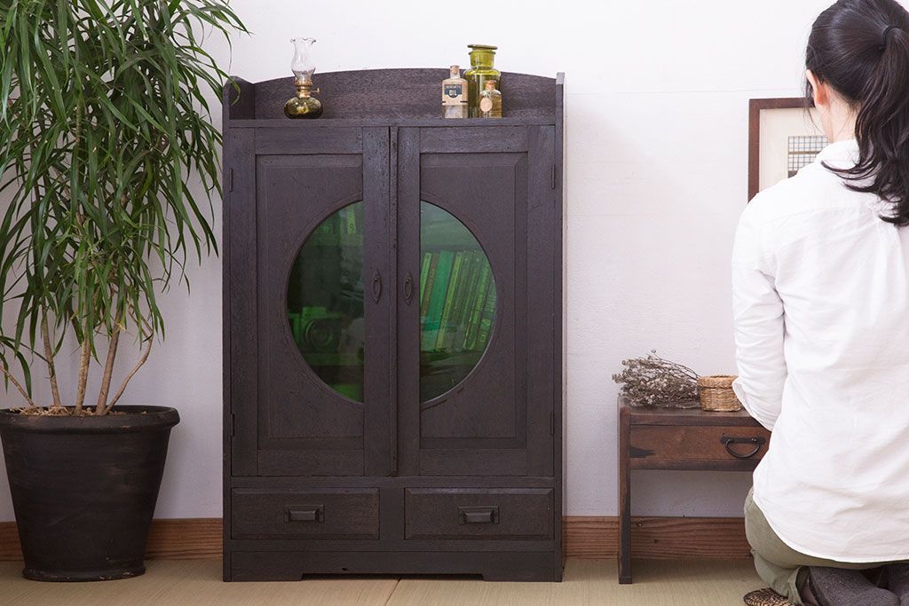 アンティーク家具　人気の色ガラス入り!小振りな古い木製のアンティーク本箱