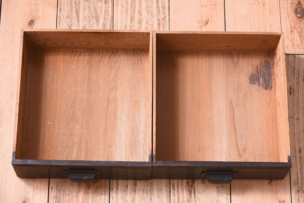 アンティーク家具　人気の色ガラス入り!小振りな古い木製のアンティーク本箱