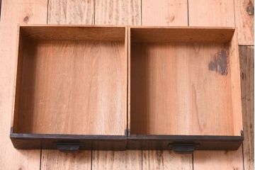 アンティーク家具　人気の色ガラス入り!小振りな古い木製のアンティーク本箱