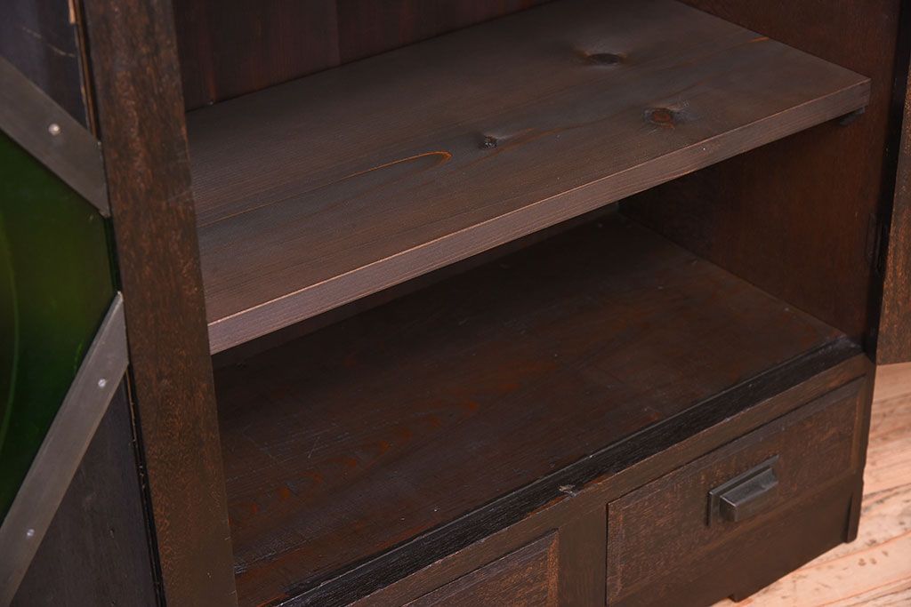 アンティーク家具　人気の色ガラス入り!小振りな古い木製のアンティーク本箱