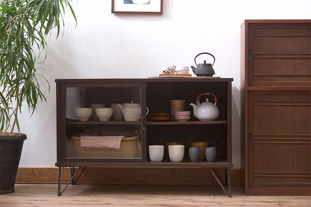 レトロ家具　昭和レトロ　鉄脚付き!アンティークローボード(2)