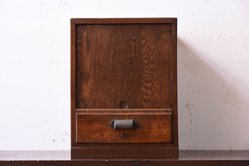 レトロ家具　扉付き!古いナラ材製の昭和レトロなアンティーク小引き出し(2)