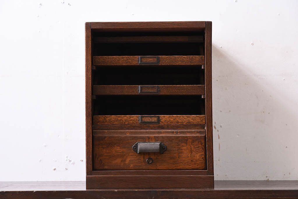 レトロ家具　扉付き!古いナラ材製の昭和レトロなアンティーク小引き出し(2)