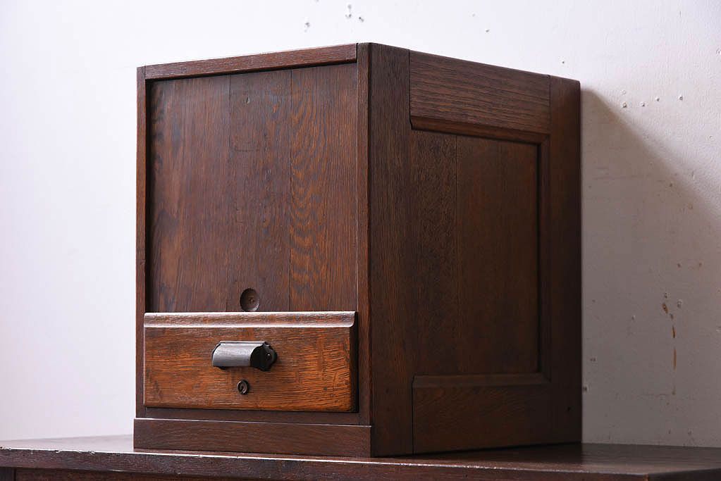 レトロ家具　扉付き!古いナラ材製の昭和レトロなアンティーク小引き出し(2)