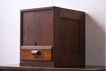 レトロ家具　扉付き!古いナラ材製の昭和レトロなアンティーク小引き出し(2)