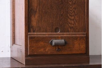 レトロ家具　扉付き!古いナラ材製の昭和レトロなアンティーク小引き出し(2)