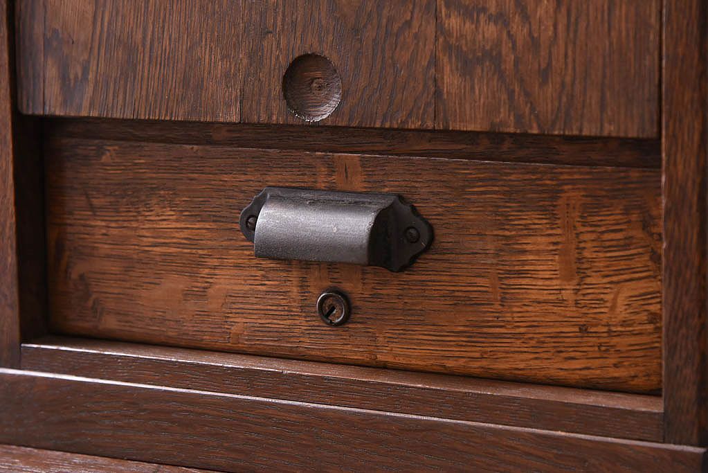 レトロ家具　扉付き!古いナラ材製の昭和レトロなアンティーク小引き出し(2)