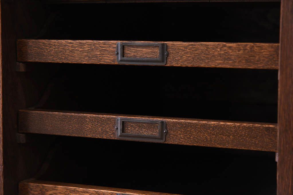 レトロ家具　扉付き!古いナラ材製の昭和レトロなアンティーク小引き出し(2)