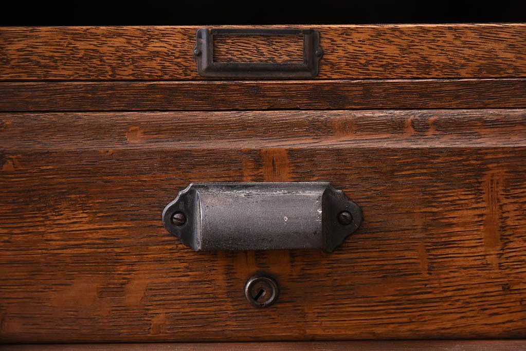 レトロ家具　扉付き!古いナラ材製の昭和レトロなアンティーク小引き出し(2)