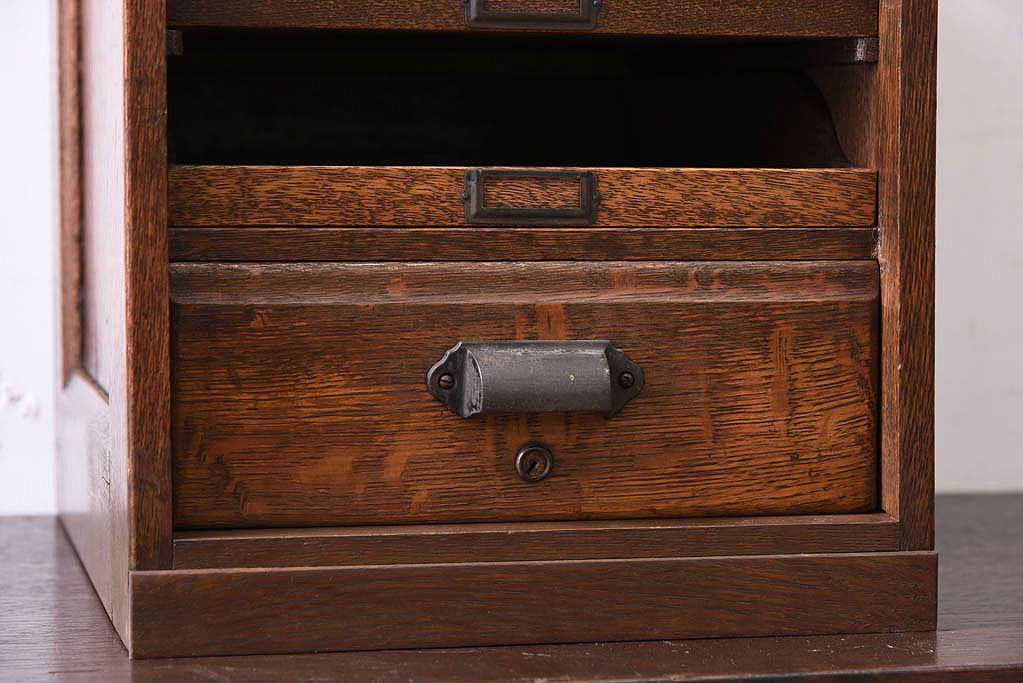 レトロ家具　扉付き!古いナラ材製の昭和レトロなアンティーク小引き出し(2)