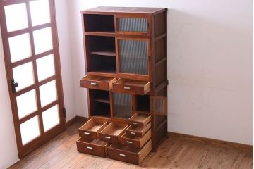 アンティーク家具　和製アンティーク　前面欅材!モールガラス引き戸の重ね食器棚(収納棚)