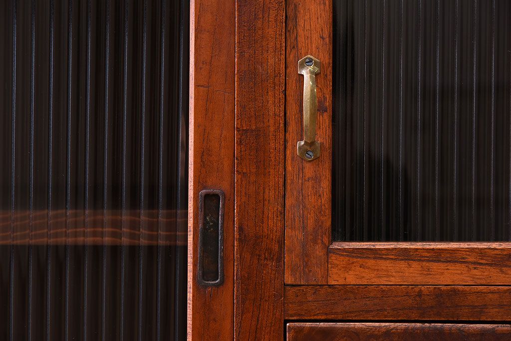 アンティーク家具　和製アンティーク　前面欅材!モールガラス引き戸の重ね食器棚(収納棚)