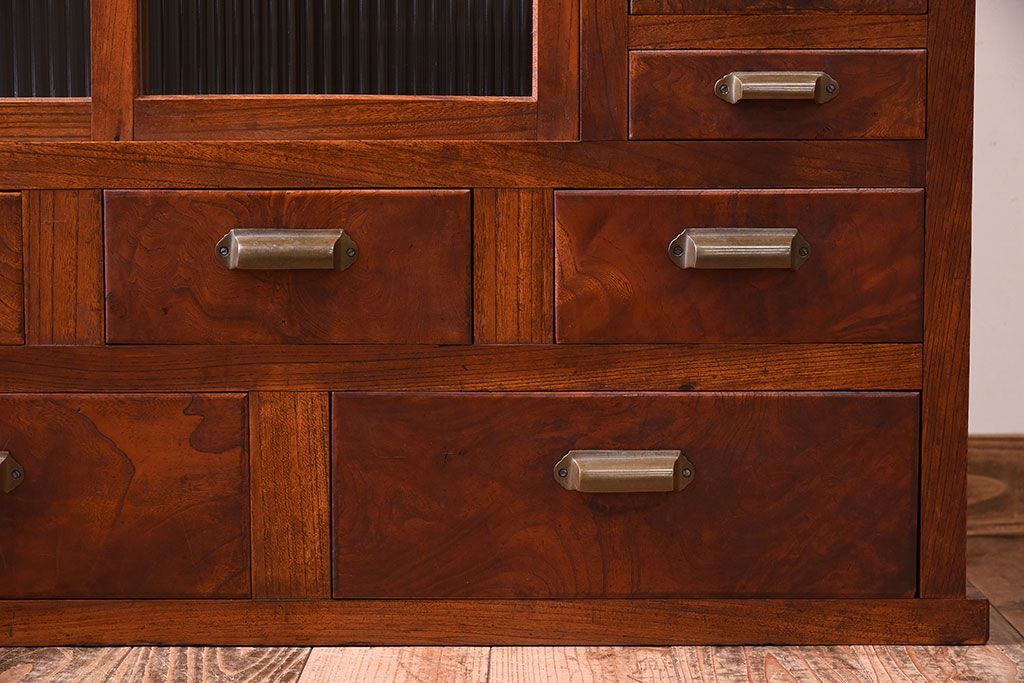 アンティーク家具　和製アンティーク　前面欅材!モールガラス引き戸の重ね食器棚(収納棚)