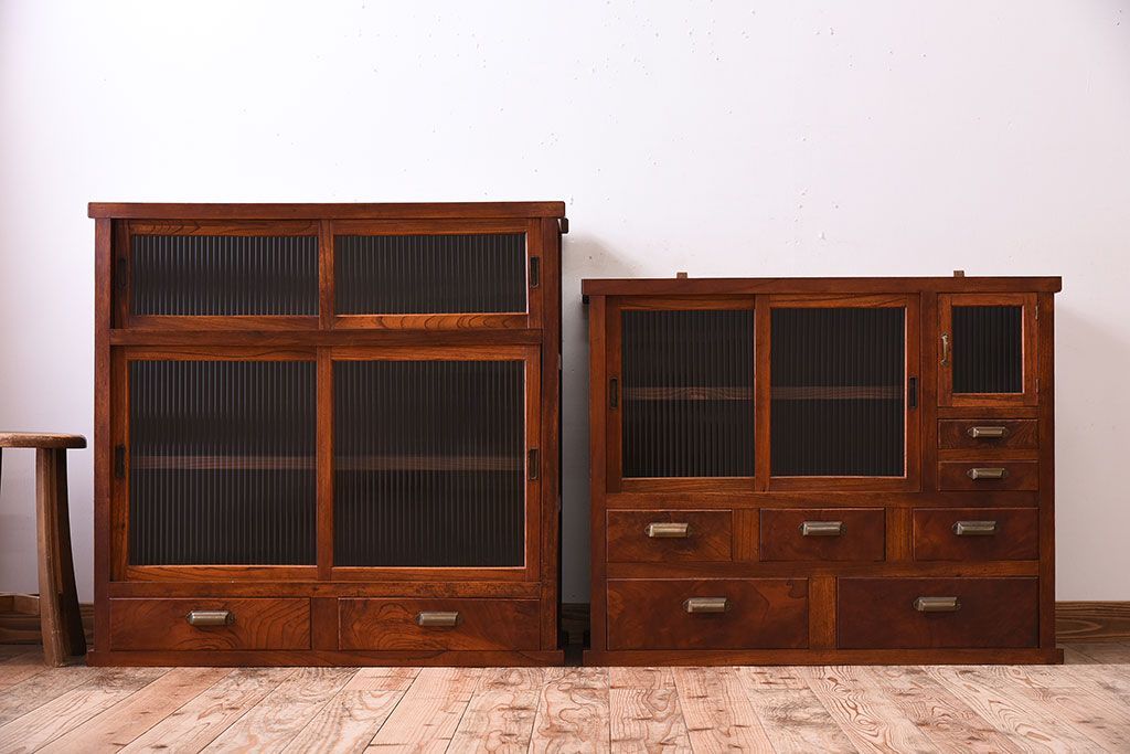 アンティーク家具　和製アンティーク　前面欅材!モールガラス引き戸の重ね食器棚(収納棚)