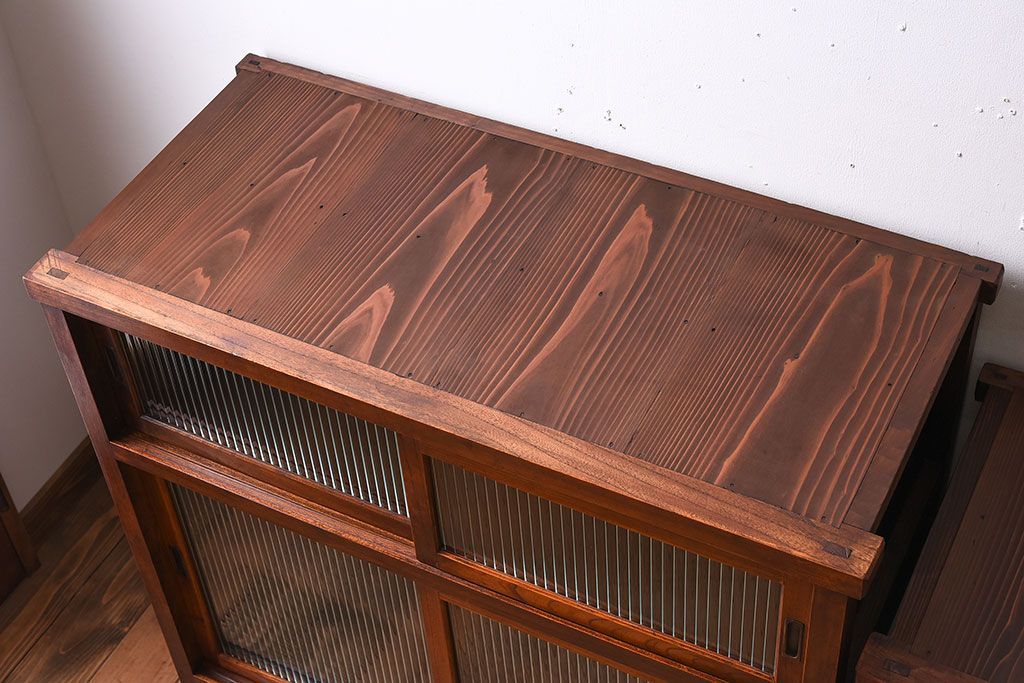 アンティーク家具　和製アンティーク　前面欅材!モールガラス引き戸の重ね食器棚(収納棚)