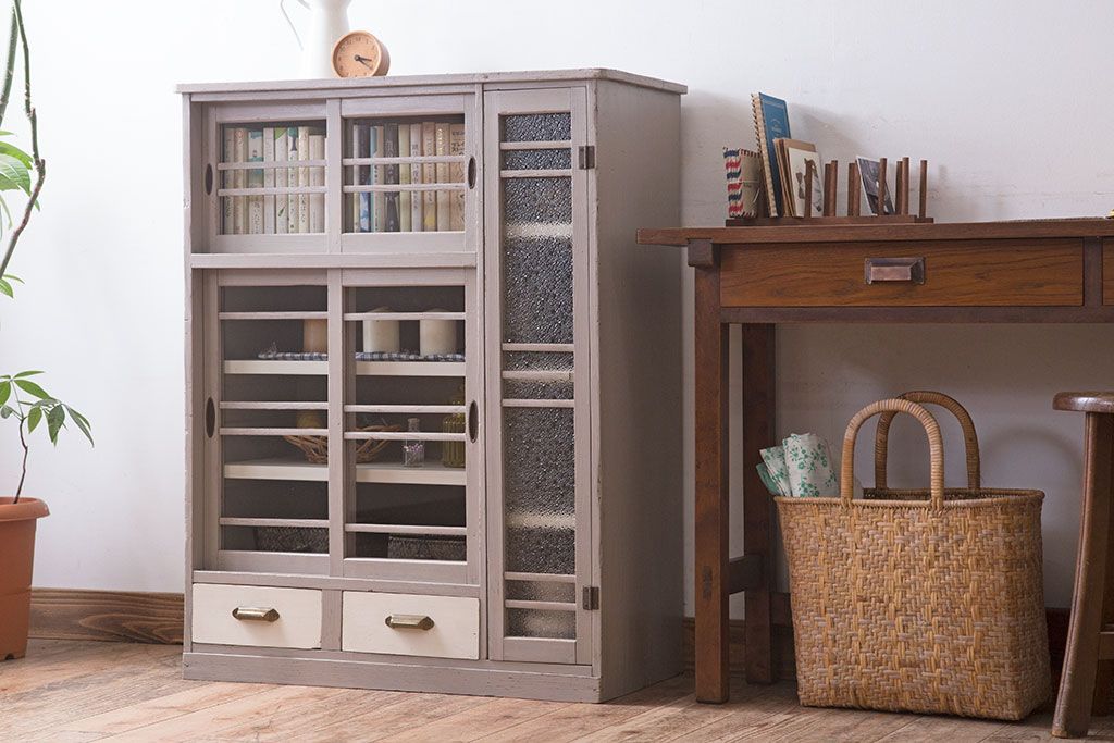 アンティーク家具　アンティークペイント　ダイヤガラス入り!小振りな収納棚(下駄箱)