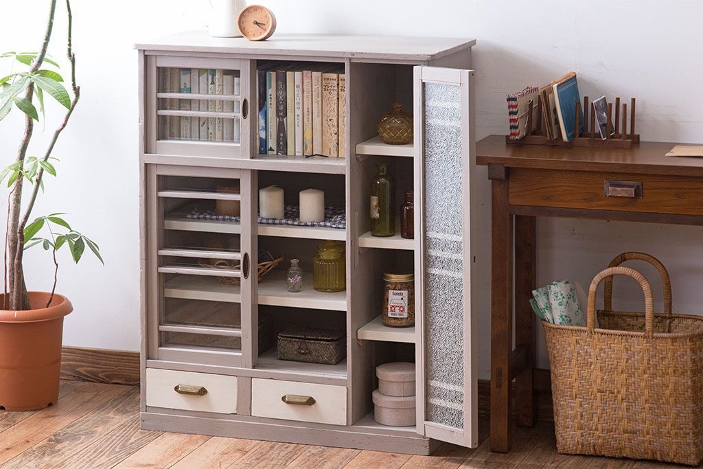 アンティーク家具　アンティークペイント　ダイヤガラス入り!小振りな収納棚(下駄箱)