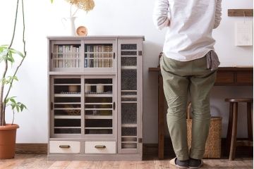 アンティーク家具　アンティークペイント　ダイヤガラス入り!小振りな収納棚(下駄箱)