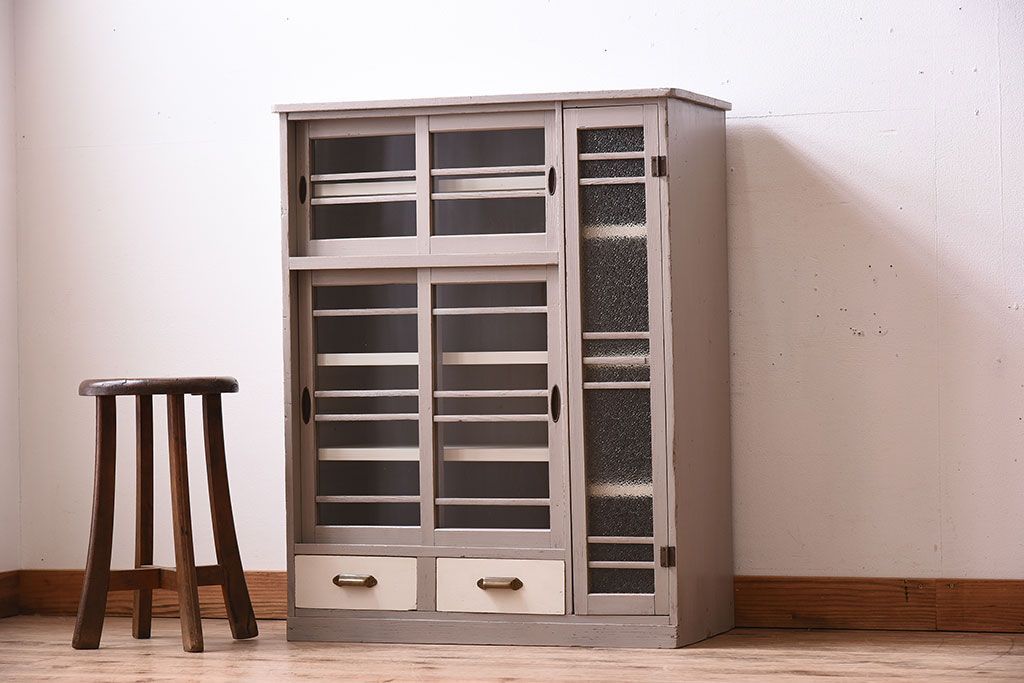 アンティーク家具　アンティークペイント　ダイヤガラス入り!小振りな収納棚(下駄箱)