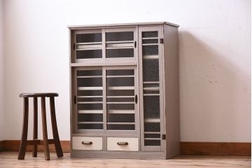 アンティーク家具　アンティークペイント　ダイヤガラス入り!小振りな収納棚(下駄箱)