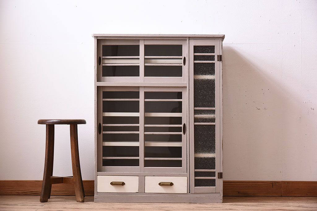 アンティーク家具　アンティークペイント　ダイヤガラス入り!小振りな収納棚(下駄箱)