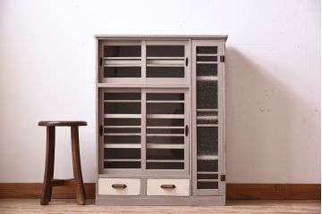 アンティーク家具　アンティークペイント　ダイヤガラス入り!小振りな収納棚(下駄箱)