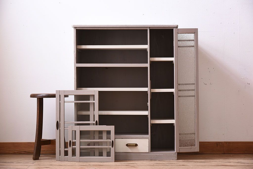 アンティーク家具　アンティークペイント　ダイヤガラス入り!小振りな収納棚(下駄箱)