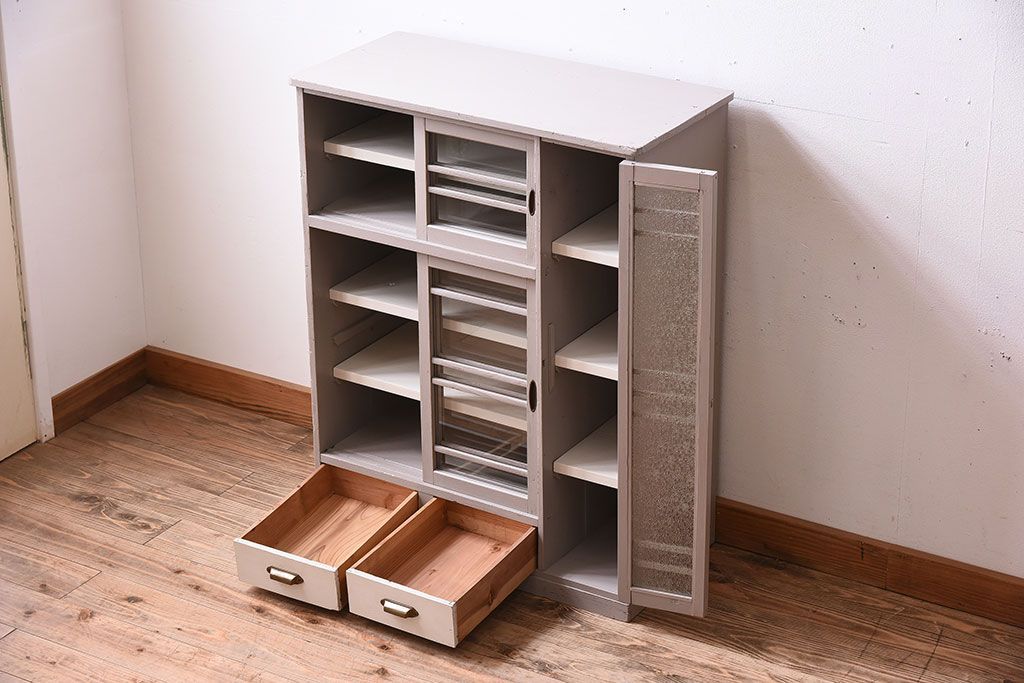 アンティーク家具　アンティークペイント　ダイヤガラス入り!小振りな収納棚(下駄箱)