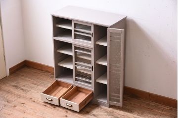 アンティーク家具　アンティークペイント　ダイヤガラス入り!小振りな収納棚(下駄箱)