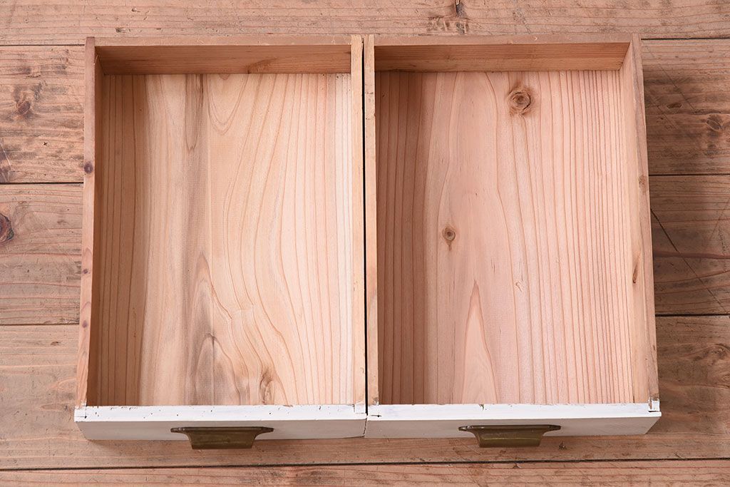 アンティーク家具　アンティークペイント　ダイヤガラス入り!小振りな収納棚(下駄箱)