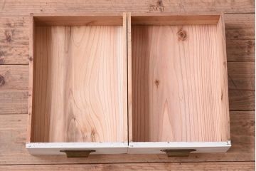 アンティーク家具　アンティークペイント　ダイヤガラス入り!小振りな収納棚(下駄箱)