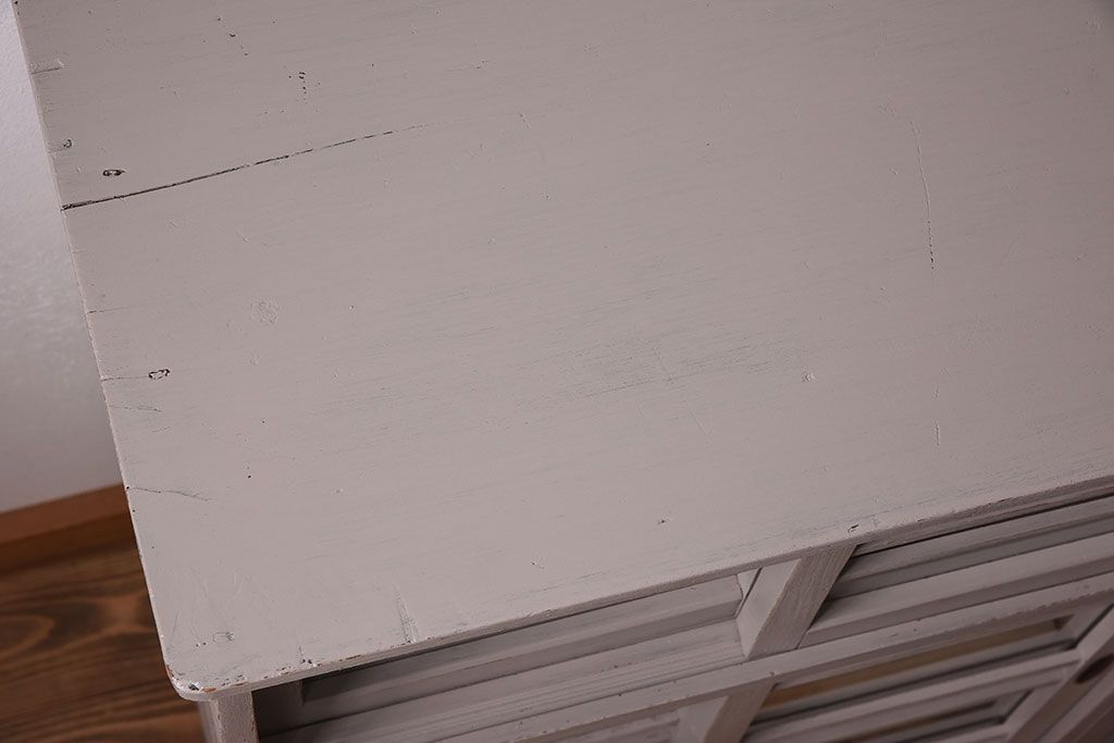 アンティーク家具　アンティークペイント　ダイヤガラス入り!小振りな収納棚(下駄箱)