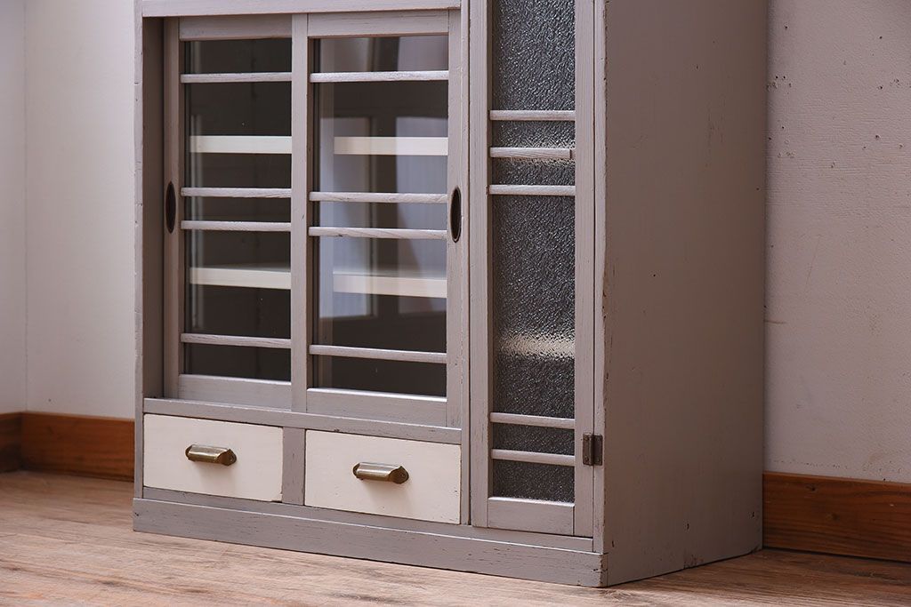 アンティーク家具　アンティークペイント　ダイヤガラス入り!小振りな収納棚(下駄箱)