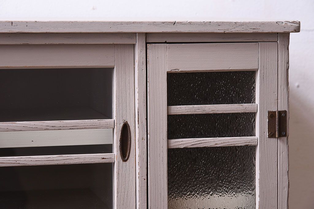 アンティーク家具　アンティークペイント　ダイヤガラス入り!小振りな収納棚(下駄箱)