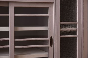 アンティーク家具　アンティークペイント　ダイヤガラス入り!小振りな収納棚(下駄箱)