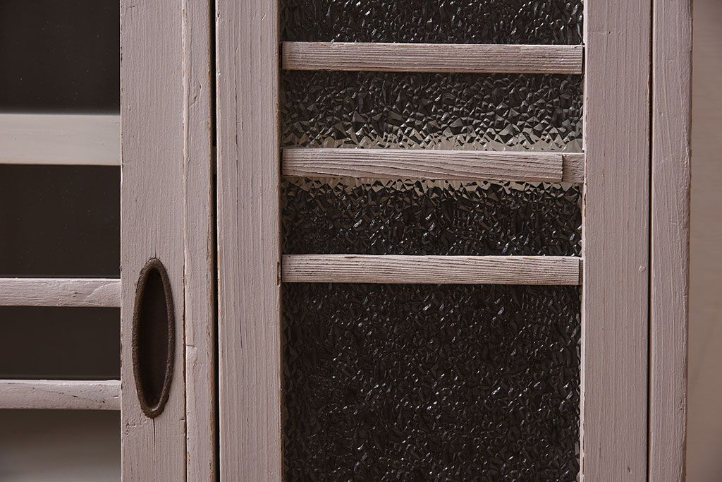 アンティーク家具　アンティークペイント　ダイヤガラス入り!小振りな収納棚(下駄箱)