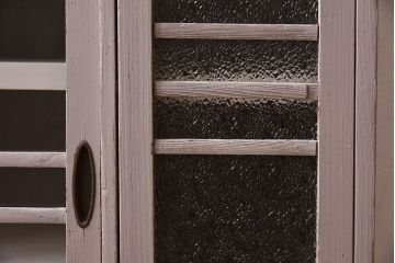 アンティーク家具　アンティークペイント　ダイヤガラス入り!小振りな収納棚(下駄箱)