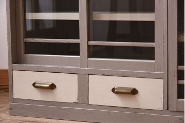 アンティーク家具　アンティークペイント　ダイヤガラス入り!小振りな収納棚(下駄箱)