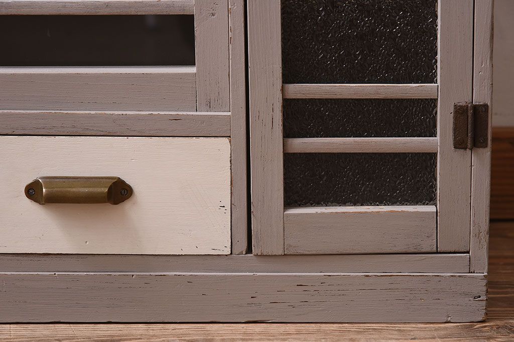 アンティーク家具　アンティークペイント　ダイヤガラス入り!小振りな収納棚(下駄箱)