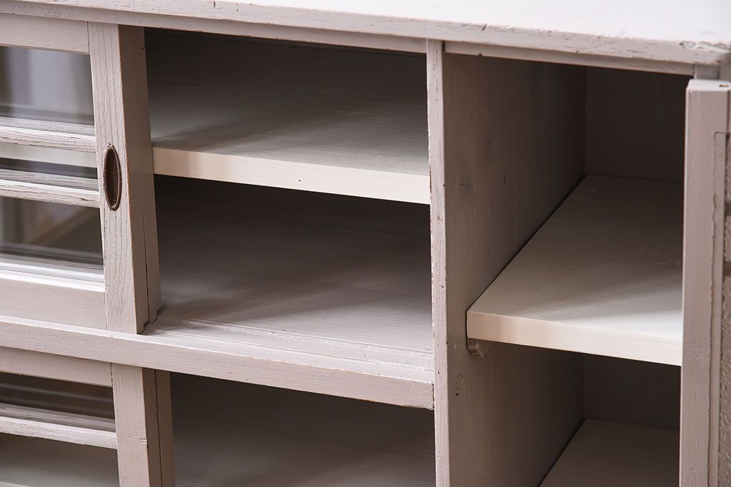 アンティーク家具　アンティークペイント　ダイヤガラス入り!小振りな収納棚(下駄箱)