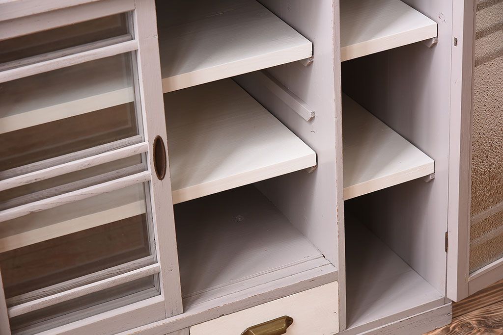 アンティーク家具　アンティークペイント　ダイヤガラス入り!小振りな収納棚(下駄箱)