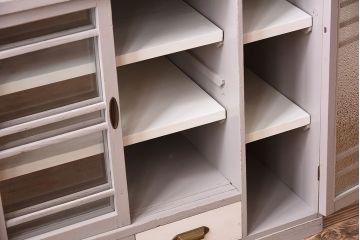 アンティーク家具　アンティークペイント　ダイヤガラス入り!小振りな収納棚(下駄箱)