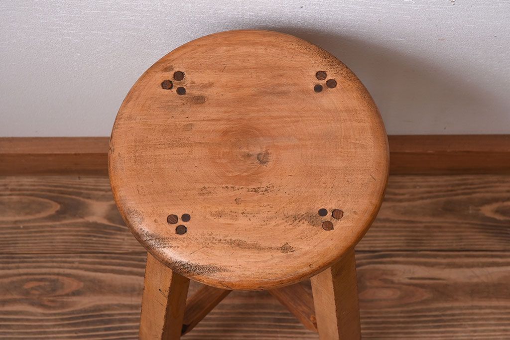 アンティーク家具　ナチュラルスタイル　古い木味のアンティークスツール(1)